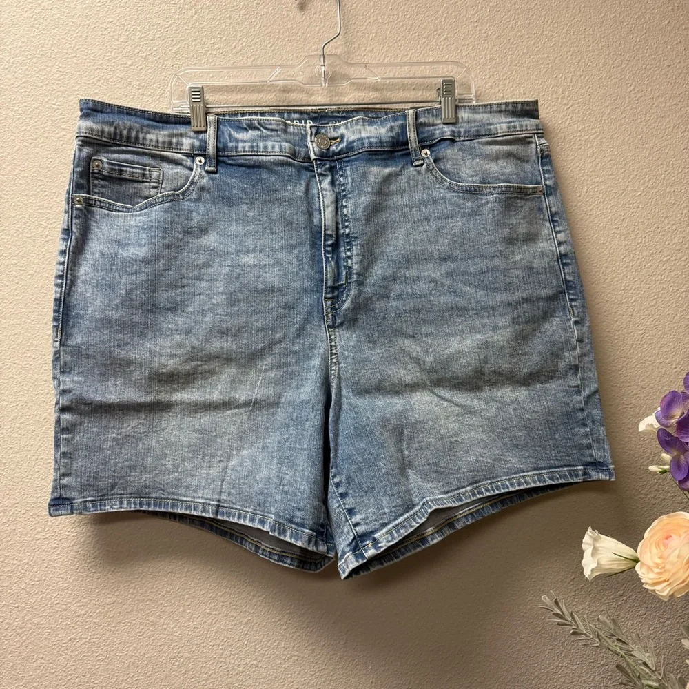 NWT Torrid Denim Shorts Women’s Plus Size | Light Wash Stretch Jean Shorts - Picture 1 of 7